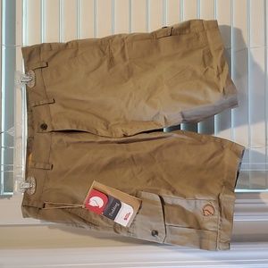 NWT Fjallraven Karl Cargo Shorts size 32 US.
